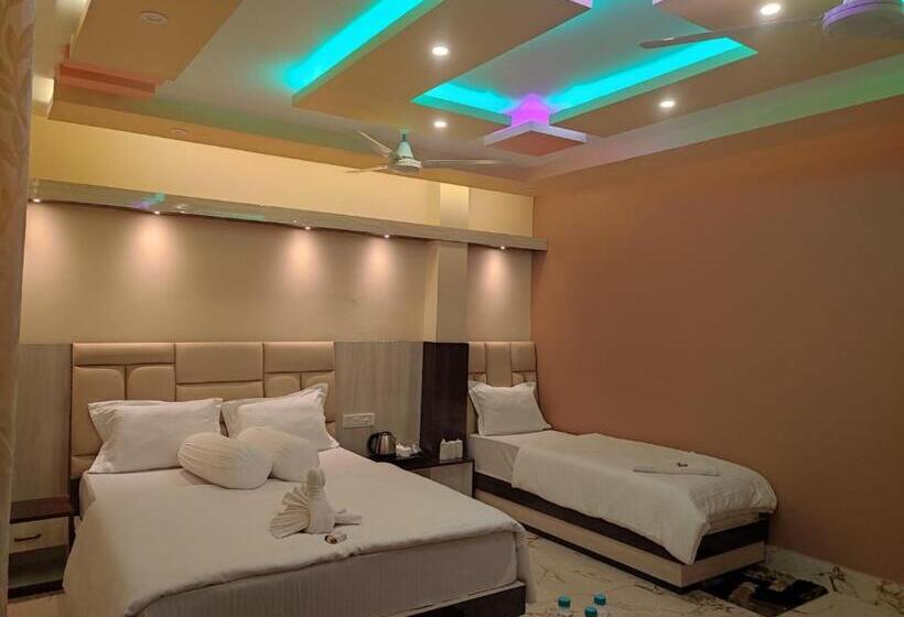 חדר סטנדרט לשלושה עם נוף לבריכה, Sweet Dream Beach Resort !! 50 Mts From Beach ! Peaceful Room With Garden View Free Parking !!