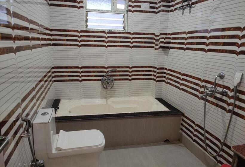 Трехместный Номер Стандарт Вид на Бассейн, Sweet Dream Beach Resort !! 50 Mts From Beach ! Peaceful Room With Garden View Free Parking !!
