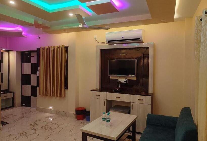 חדר סטנדרט לשלושה עם נוף לבריכה, Sweet Dream Beach Resort !! 50 Mts From Beach ! Peaceful Room With Garden View Free Parking !!