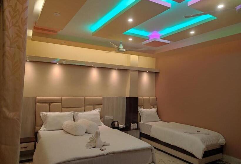 חדר סטנדרט לשלושה עם נוף לבריכה, Sweet Dream Beach Resort !! 50 Mts From Beach ! Peaceful Room With Garden View Free Parking !!