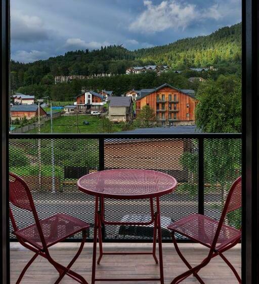 اتاق لوکس با بالکن, Hydeout Bakuriani