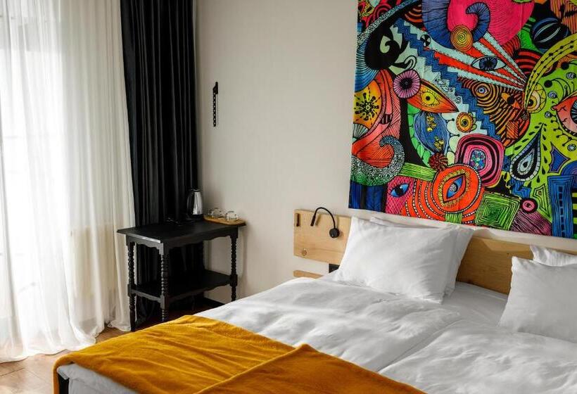 اتاق لوکس با بالکن, Hydeout Bakuriani