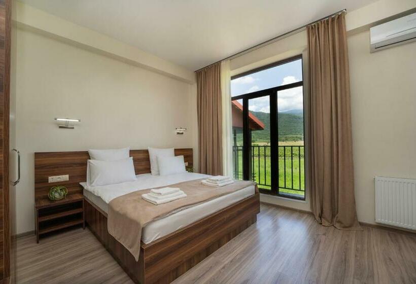 اتاق استاندارد با چشم‌انداز کوهستان, In Gremi