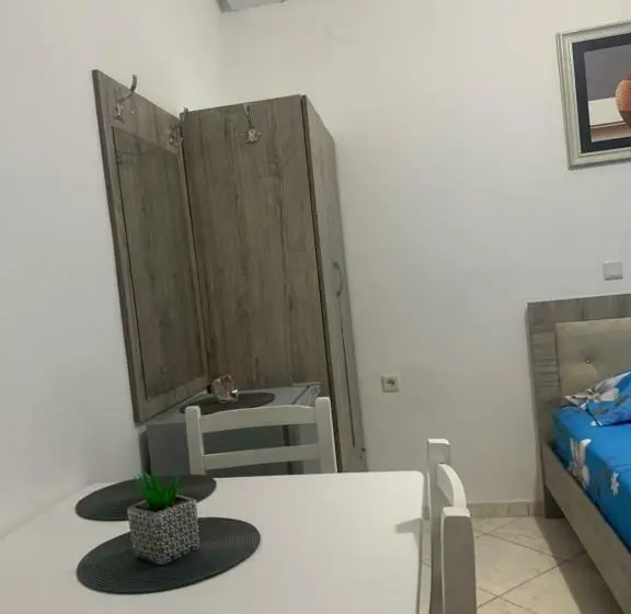 اتاق ساده سه‌ نفره, Vila Eljus