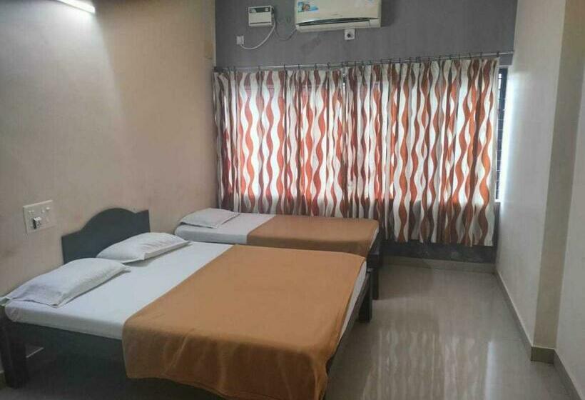 Трехместный Номер Классика, Oyo Viraj The Village Bar And Restaurant Boarding & Lodging