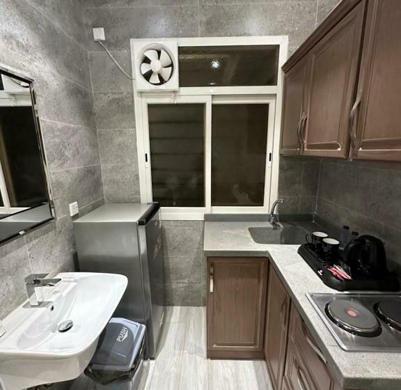 غرفة أساسية, Cast Home