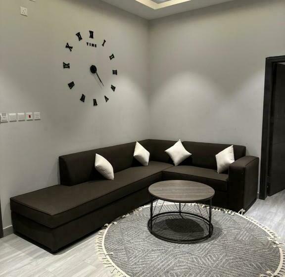 جناح سرير كينج, Cast Home