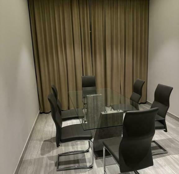 جناح سرير كينج, Cast Home