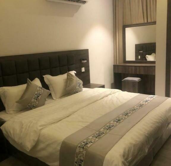 غرفة ديلوكس, Cast Home