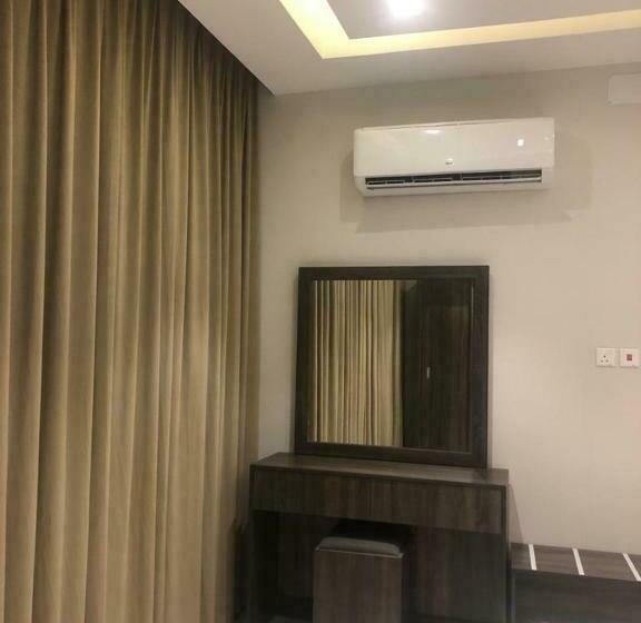 غرفة ديلوكس, Cast Home