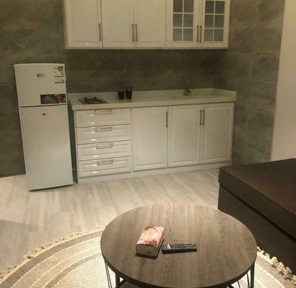 غرفة ديلوكس, Cast Home