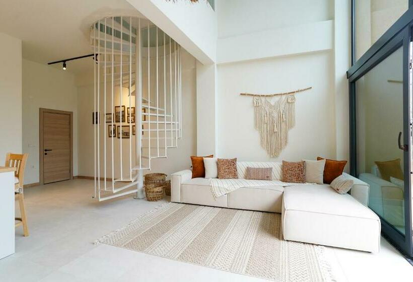 اتاق خانوادگی با چشم‌انداز کوه, Mono House Kartepe