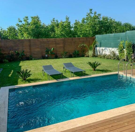 اتاق خانوادگی با چشم‌انداز کوه, Mono House Kartepe