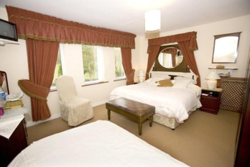 غرفة عائلية, Arch House