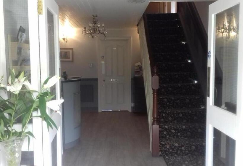 غرفة عائلية, Arch House