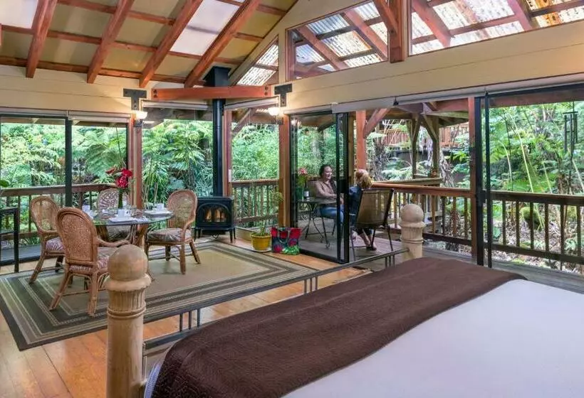 Standard-bungalow 2 Makuuhuonetta, Volcano Village Lodge