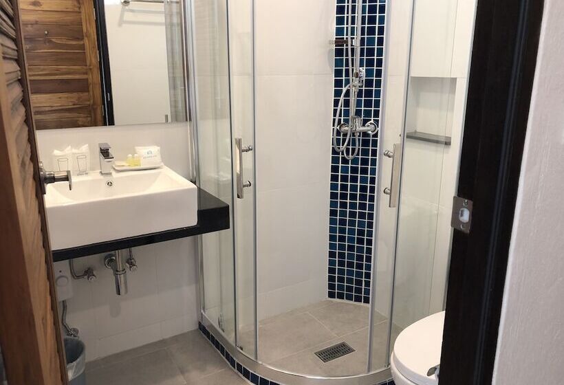 غرفة إقتصادية عائلية, Crystal Lamai