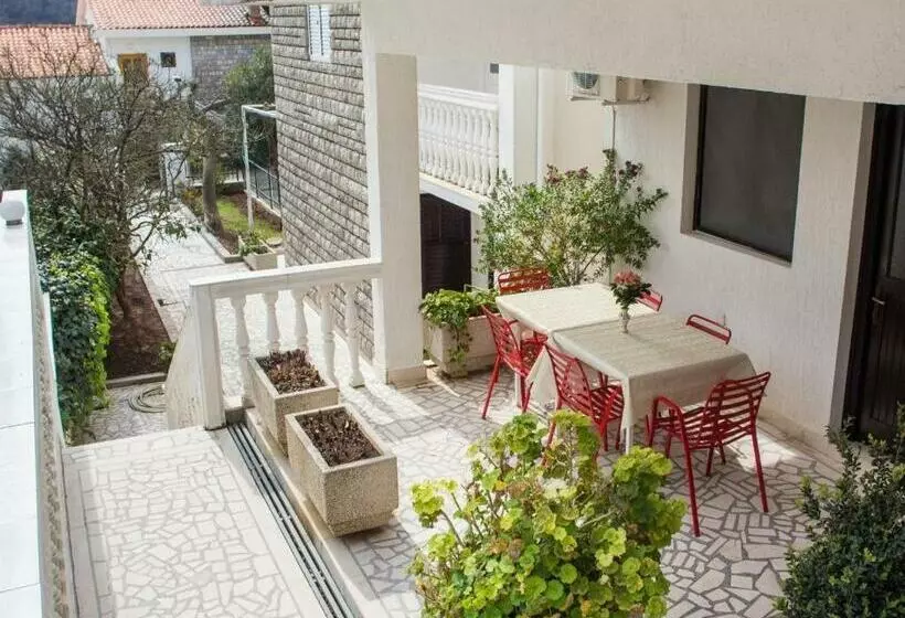 استودیوی استاندارد, Guest House 4m