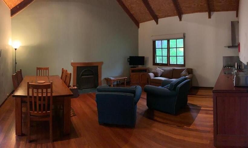 בקתת חדר, Hidden Haven Barrington Tops