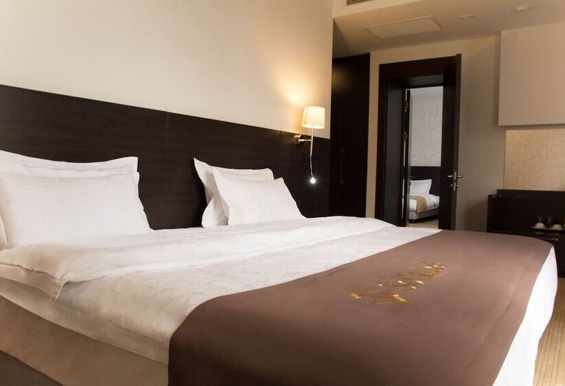 اتاق خانوادگی, Solutel