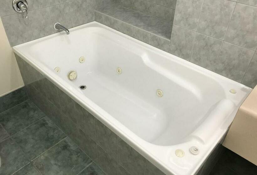 غرفة قياسية مزوَّدة بجاكوزي, Legends Motel