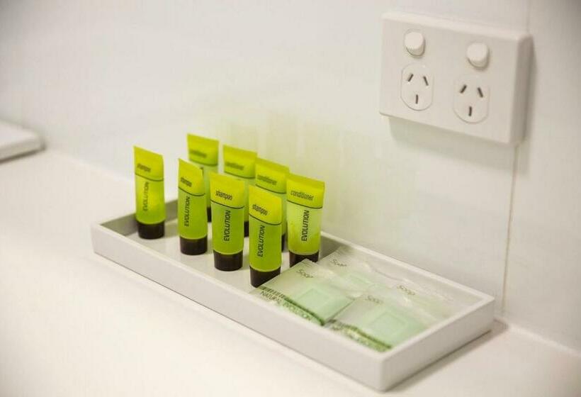 דירת חדר, Nightcap At Waltzing Matilda