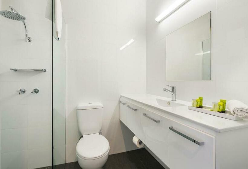 סטודיו משפחתי, Nightcap At Waltzing Matilda