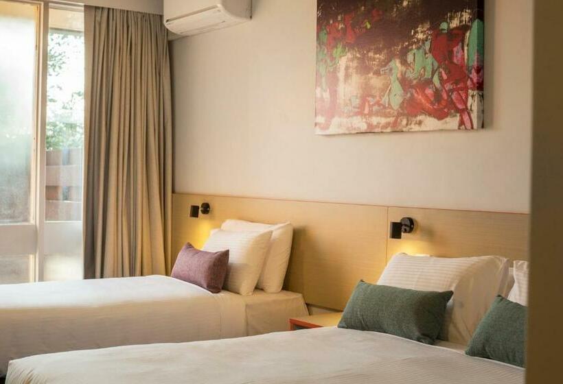 סטודיו משפחתי, Nightcap At Waltzing Matilda