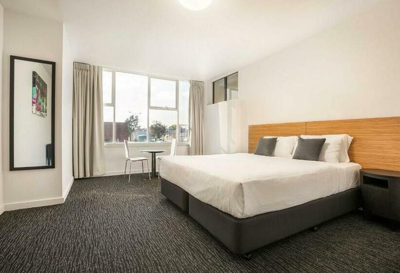 דירת חדר, Nightcap At Waltzing Matilda