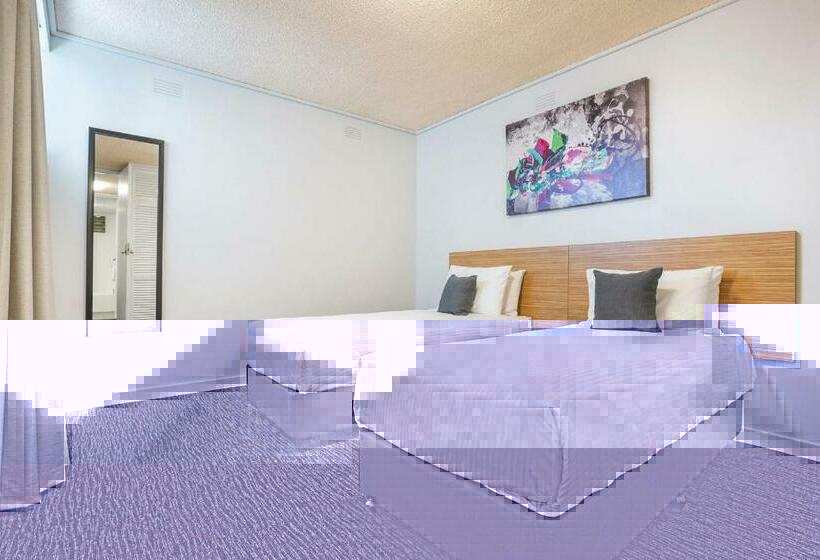 סטודיו משפחתי, Nightcap At Waltzing Matilda