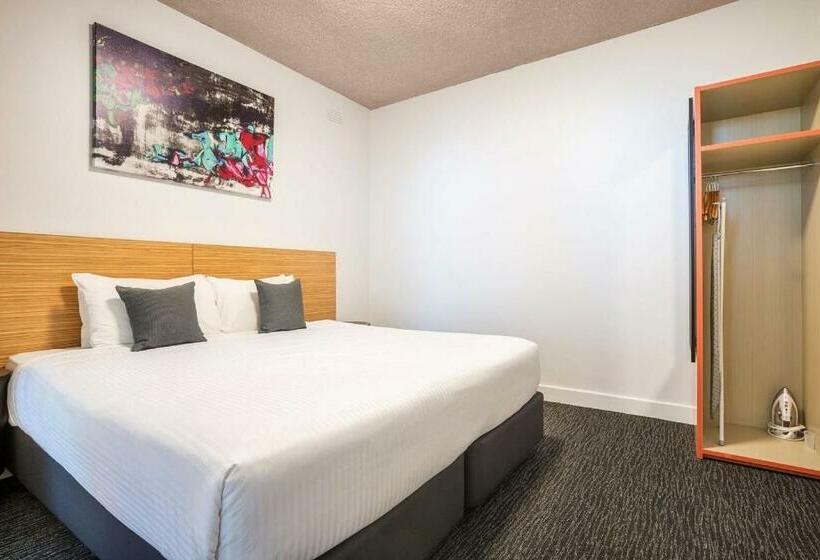 דירת חדר, Nightcap At Waltzing Matilda