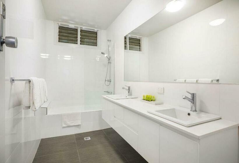 דירת חדר, Nightcap At Waltzing Matilda