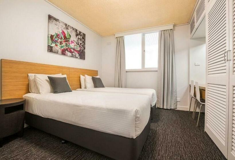 דירת חדר, Nightcap At Waltzing Matilda