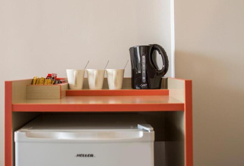 סטודיו משפחתי, Nightcap At Waltzing Matilda