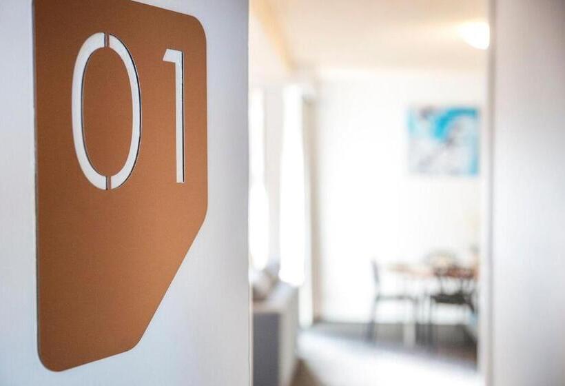 דירת חדר, Nightcap At Waltzing Matilda