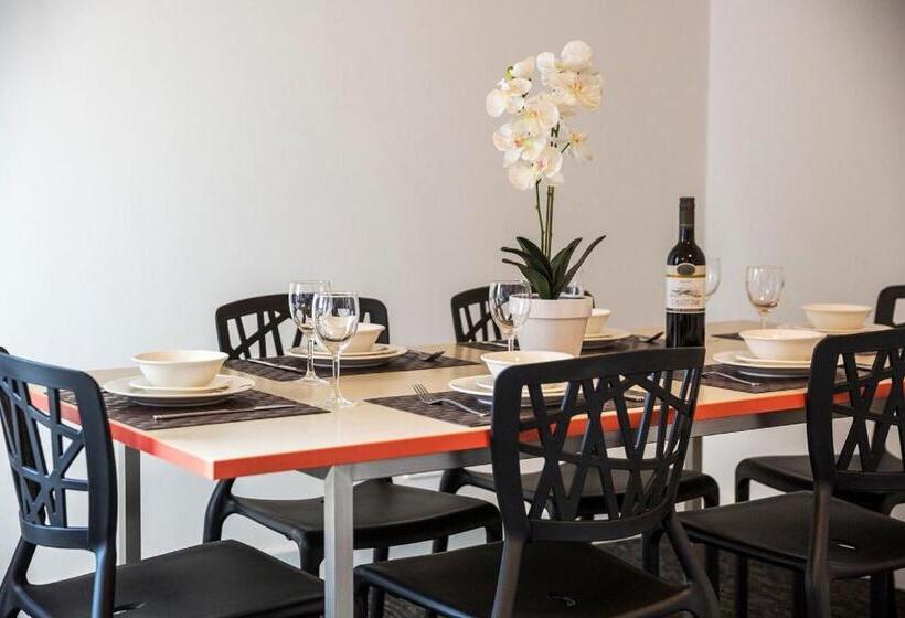 דירת חדר, Nightcap At Waltzing Matilda