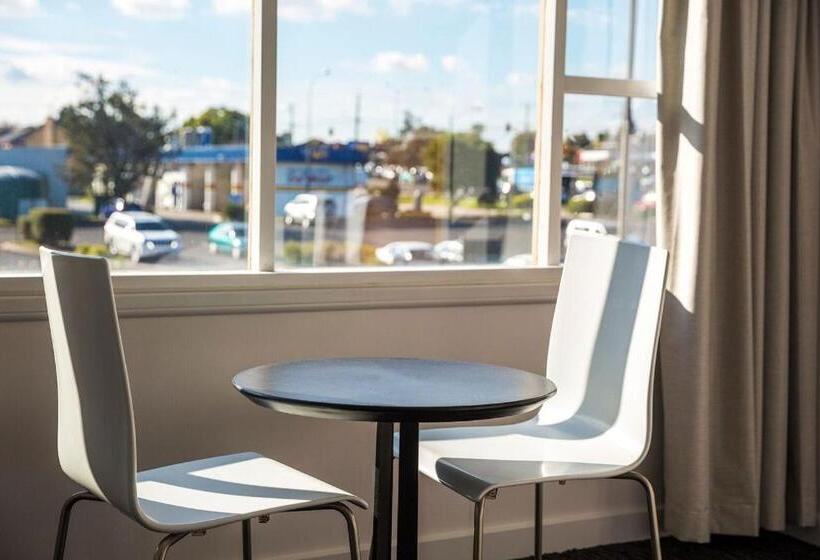 דירת חדר, Nightcap At Waltzing Matilda