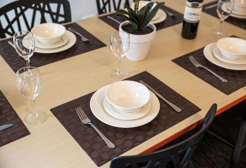 דירת חדר, Nightcap At Waltzing Matilda