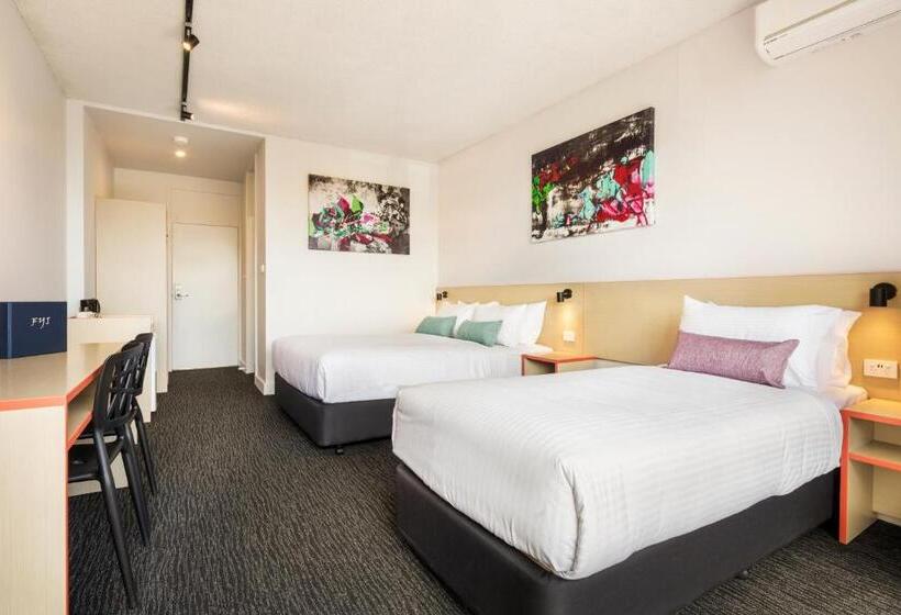 חדר סטנדרט לשלושה, Nightcap At Waltzing Matilda