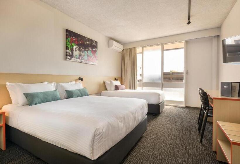 חדר סטנדרט לשלושה, Nightcap At Waltzing Matilda