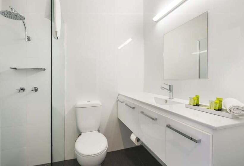 סטודיו משפחתי, Nightcap At Waltzing Matilda