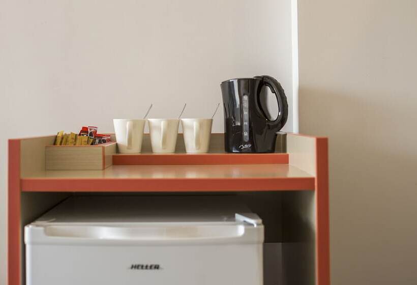 סטודיו משפחתי, Nightcap At Waltzing Matilda