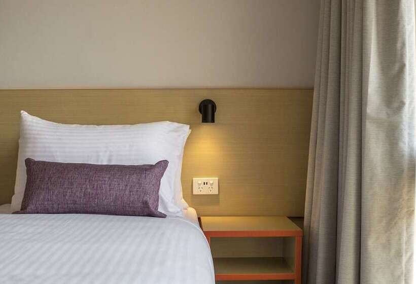 סטודיו משפחתי, Nightcap At Waltzing Matilda