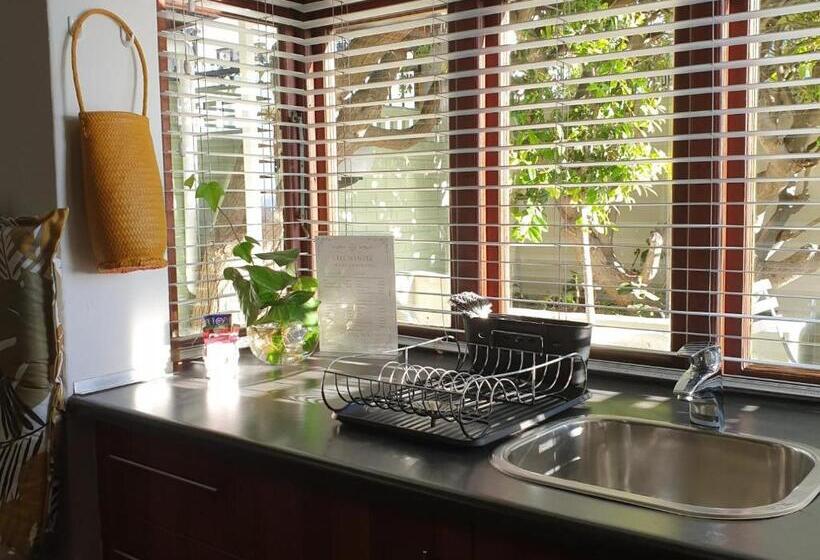 スタンダードスタジオ, Leeuwenzee Guesthouse