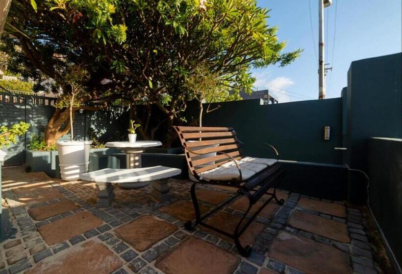 スタンダードスタジオ, Leeuwenzee Guesthouse