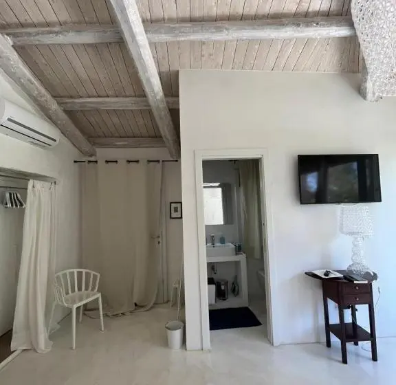 キングサイズベッドのスタンダードルーム, La Casa Del Nespolo   Exclusive Country Suites   Seaview Pool & Self Check In