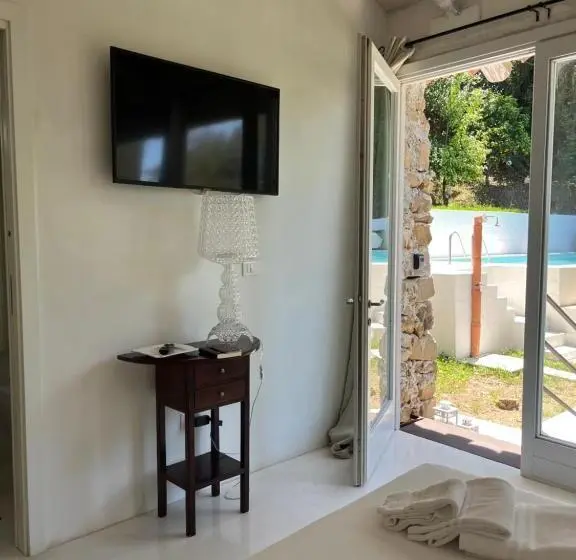 キングサイズベッドのスタンダードルーム, La Casa Del Nespolo   Exclusive Country Suites   Seaview Pool & Self Check In