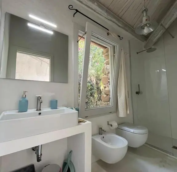 キングサイズベッドのスタンダードルーム, La Casa Del Nespolo   Exclusive Country Suites   Seaview Pool & Self Check In