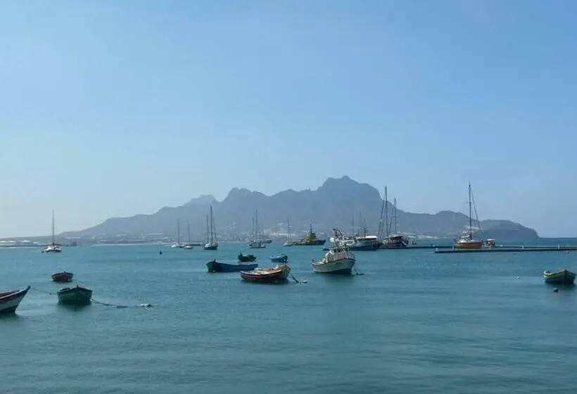 اتاق لوکس با بالکن و چشم‌انداز دریا, Mansa Marina