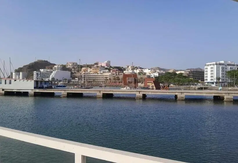 اتاق لوکس با چشم‌انداز دریا, Mansa Marina
